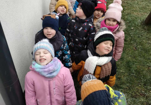 Zimowy spacer w okolicy przedszkola, by móc zaczerpnąć świeżego, czystego powietrza.