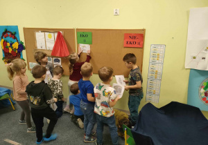 Utrwalamy wiadomości. Dzieci samodzielnie przyczepiają na tablicy wybrane przez siebie środki przemieszczania się pod odpowiednią grupą: EKO lub NIE-EKO.