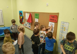 Utrwalamy wiadomości. Dzieci samodzielnie przyczepiają na tablicy wybrane przez siebie środki przemieszczania się pod odpowiednią grupą: EKO lub NIE-EKO.