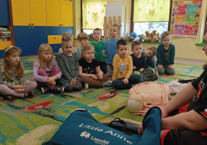 Dzieci z grupy "Biedronek" słuchają Państwa Skoniecznych - ratowników medycznych.