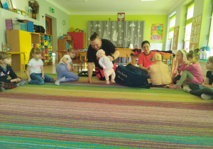 P. Tomasz oraz p. Kamila prezentują dzieciom z grupy "Skrzatów" fantomy do nauki udzielania pierwszej pomocy.