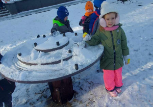 Zimowe zabawy "Biedronek" na przedszkolnym placu zabaw.