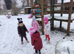 Zimowe zabawy "Pszczółek" na przedszkolnym ogrodzie.
