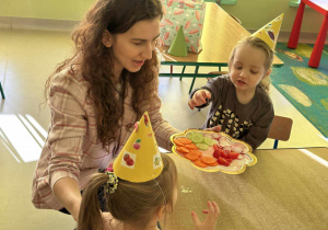 Dzieci częstują się zdrowymi smakołykami - warzywami.