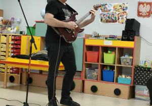 Pan Bogdan gra na gitarze elektrycznej.