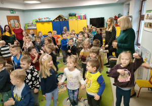 Przedszkolaki tańczą podczas audycji muzycznej.