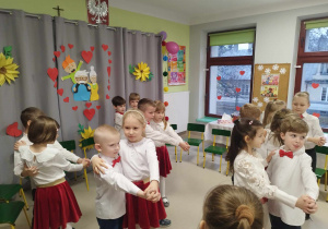 Taniec w parach dzieci z grupy "Skrzatów".