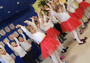 Dzieci z grupy "Biedronek" tańczą do piosenki podczas Uroczystości z okazji Dnia Babci i Dziadka.