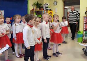 Kilkoro dzieci z grupy "Biedronek" recytuje wierszyk.