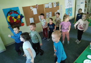 Dzieci ponownie tańczą zumbę.