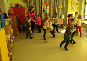 Dzieci z grupy "Pszczółek" tańczą do piosenki "Mój Dziadku miły" Zozi.