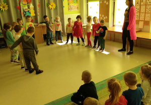Dzieci z grupy "Pszczółek" tańczą do piosenki "Dam Ci Babciu moje serce" Zozi.