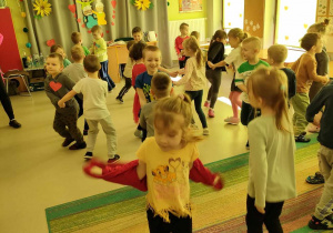 Dzieci z grup: "Pszczółek", "Biedronek" oraz "Skrzatów" tańczą w parach do piosenki "Zima w rytmie Rock'n'Rolla" Śpiewających Brzdąców.