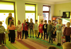 Integracja dzieci z grup starszych podczas tańca do piosenki "Cza cza cza" Śpiewających Brzdąców.