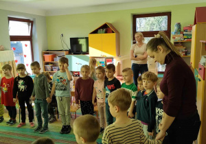 Taniec wszystkich dzieci starszych w kole do piosenki "Cza cza cza" Śpiewających Brzdąców.