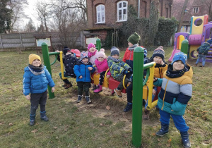 Kilkoro dzieci z grupy "Pszczółek" na konstrukcji na przedszkolnym placu zabaw.