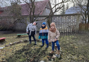 Alan, Szymon i Antoś na terenie przedszkolnego placu zabaw.