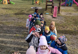 Spacerujemy w parach po przedszkolnym ogrodzie.