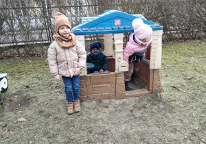 Antoś, Kornel i Zuzia na przedszkolnym placu zabaw.