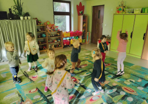 Taniec w parach do piosenki "Cebula Celina" wśród dzieci w grupie najmłodszej.