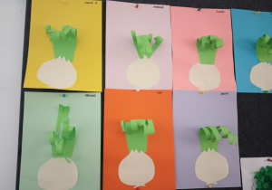 Plastyczne cebulki w wykonaniu dzieci z najmłodszej grupy - "Żabek" na tablicy dla Rodziców.
