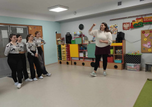 Pani choreograf - p. Ewa Drzewiecka z Miejskiego Ośrodka Kultury w Ozorkowie prezentuje tancerzy: Bogusię, Marysię, Nikolę oraz Wiktorię.
