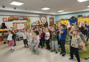 Przedszkolaki tańczą stworzony przez siebie układ choreograficzny.