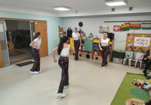 Dziewczynki z grupy młodzieżowej z MOK-u w Ozorkowie, pod kierunkiem p. Ewy Drzewieckiej prezentują drugą choreografię - "Dance the night".