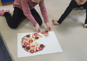 Pola i jej pizza z papierowych elementów.