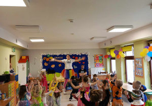 Wspólny taniec dzieci z grup młodszych wraz z p. Alicją Reurowicz.