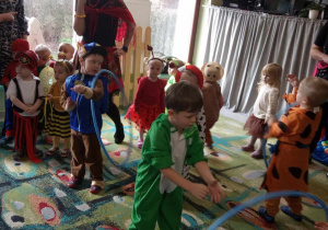 Dzieci młodsze podczas zabawy z hula hop.