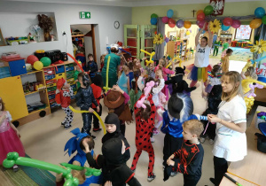 Taniec do muzyki wśród dzieci starszych na balu karnawałowym, który poprowadziła p. Alicja Reurowicz.