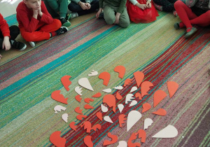 Walentynkowe zajęcia wśród dzieci z najstarszej grupy. Zadaniem dzieci było ułożenie z fragmentów szablonu serduszka.