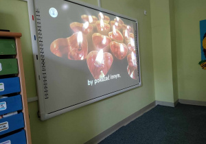 Film edukacyjny o walentynkach na tablicy multimedialnej.