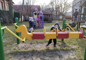 Arturek i pozostałe dzieci na przedszkolnym placu zabaw.