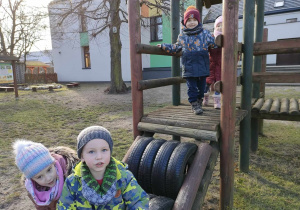 Oliwka, Filipek, Wojtuś i Ninka na przedszkolnym placu zabaw.