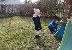 Klaudia i Antoś przy konstrukcji na przedszkolnym placu zabaw.