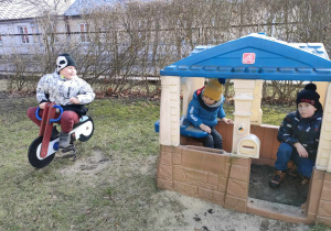 Alanek, Igorek i Leoś na przedszkolnym placu zabaw.