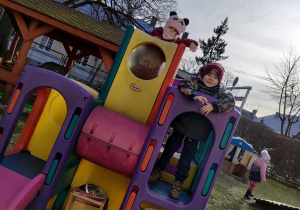 Ninka i Wojtuś na konstrukcji na przedszkolnym placu zabaw.
