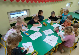 Dzieci podczas wykonywania wybranych przez siebie zimowych kart pracy.