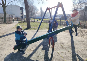 Dwoje dzieci z grupy najstarszej na konikach na placu zabaw w Parku Miejskim.