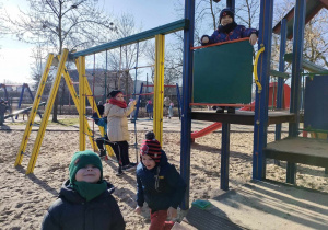 Czworo dzieci na placu zabaw w Parku Miejskim.