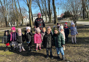 Ciocia Iwonka z dziećmi z grupy najmłodszej w Parku Miejskim.