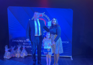 Pola Sobczak, która za swoją pracę plastyczną zdobyła wyróżnienie wraz ze swoimi Rodzicami - p. Martą Andrzejczak oraz p. Bartoszem Sobczakiem.