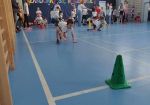 Dzieci podczas konkurencji sportowej.