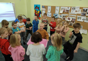 Dzieci podczas zabawy ruchowej - "Rzuć do bałwanka".