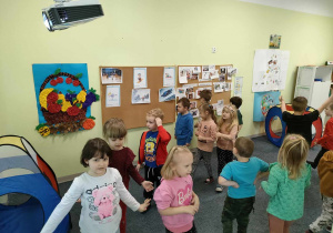 Dzieci podczas zabawy ruchowej - "Tańczymy na lodzie" do piosenki "Jestem Twoją bajką" Sanah.