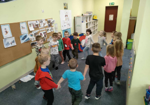 Dzieci podczas zabawy ruchowej - "Tańczymy na lodzie" do piosenki "Jestem Twoją bajką" Sanah.