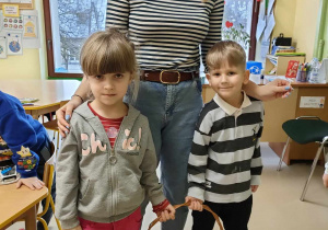 Karolinka oraz Arturek z grupy "Pszczółek", pełniący tego dnia funkcję dyżurnych w klasie wraz z ciocią Darią, zachęcają do udziału w Akcji na rzecz chorego Czarusia - "Daj piątaka za lizaka".
