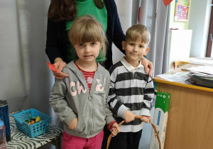 Karolinka oraz Arturek z grupy "Pszczółek", pełniący tego dnia funkcję dyżurnych w klasie wraz z ciocią Malwinką, zachęcają do udziału w Akcji na rzecz chorego Czarusia - "Daj piątaka za lizaka".